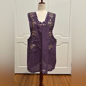 One of a Kind Traditional Oaxaca Apron  with pockets and flower Embroidery. M/L